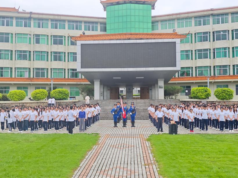 以青春之名，赴时代之约——马克思主义学院举行新学期升国旗仪式